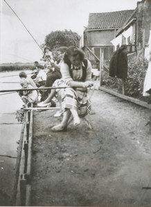 875485 Afbeelding van leden (ook vrouwen) van de visclub van het familiecafé de Nas (Willemstraat 37) in Wijk C te ...